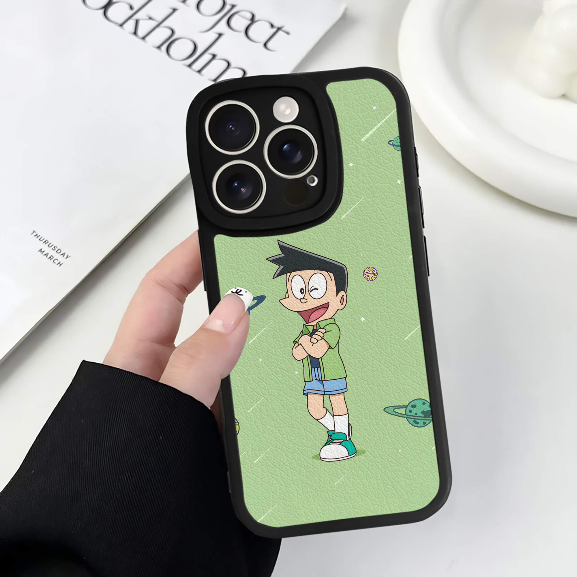 （画像用） ドラえもん Doraemon 【iPhone 16シリーズ対応】シリコンスマホケース（レザー調） 材質：シリコン